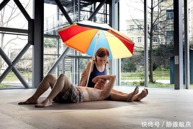 罗恩·穆克|耗费近1000个小时，艺术家一刀一刀地刻出堪比真人的雕塑