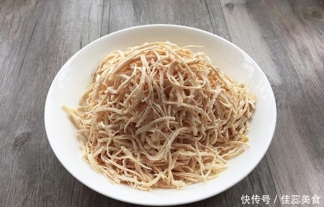 鸡胸最好的吃法,三两下拌一盘,绝好的下酒菜,比红烧肉还馋人