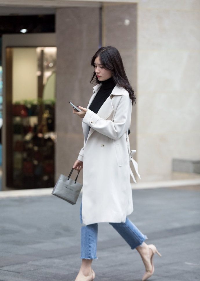 街拍:亭亭玉立的美女,一件蓝色的连体长裤,尽显完美好身材