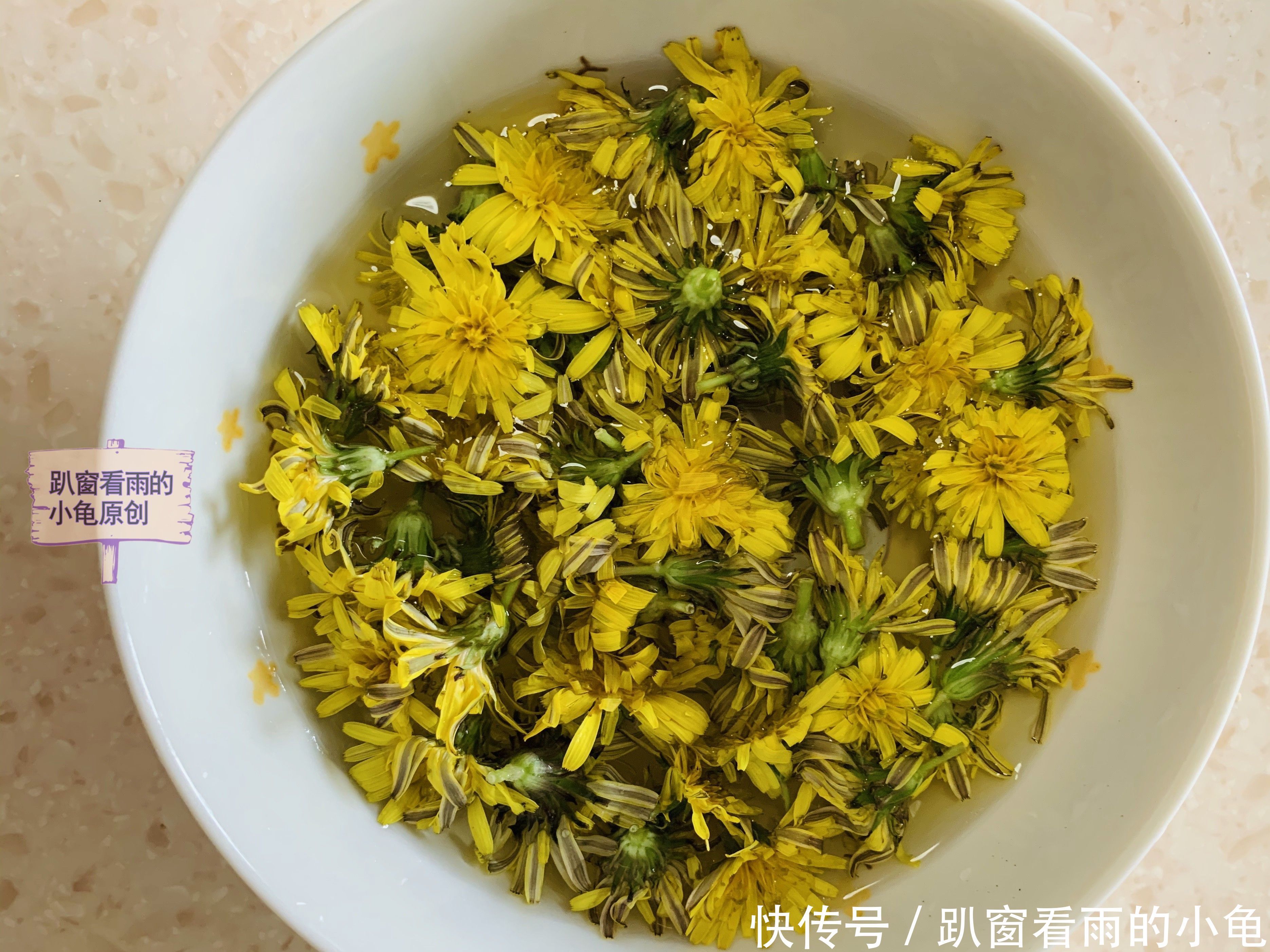 中薪|用蒲公英的花朵做一盘下午茶的小甜品,酥香鲜嫩又营养,清新怡人