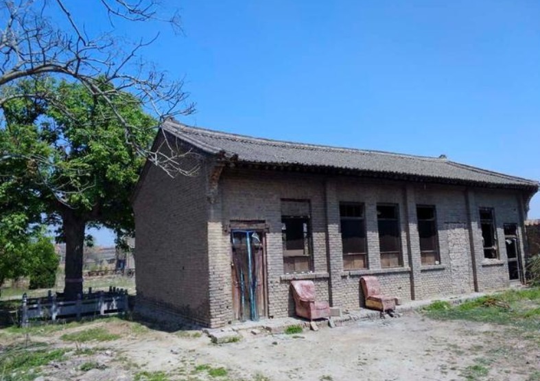 济县大锅寺原来有个铁锅，一次煮米供两千人食用，现在大锅消失了