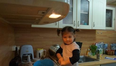 布置|老师给孩子布置了特别的作业,要模仿世界名画:娃一个个演技炸裂