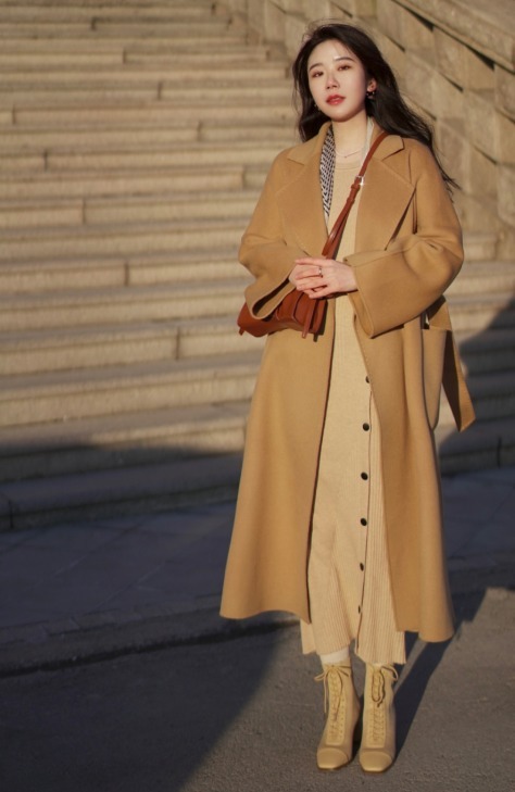 小蛮腰 真正洋气的女人,冬天穿大衣都喜欢这样搭配,精致优雅又有气场