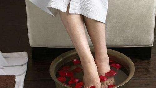 中老年人|泡脚特别养生,但你做错或许不止一次,几个细节该知道了