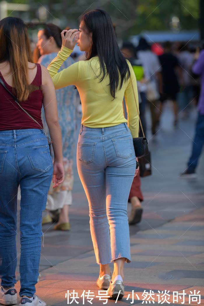 单的单品也有魅力,浑身充满了奢华,高开叉大秀长美腿