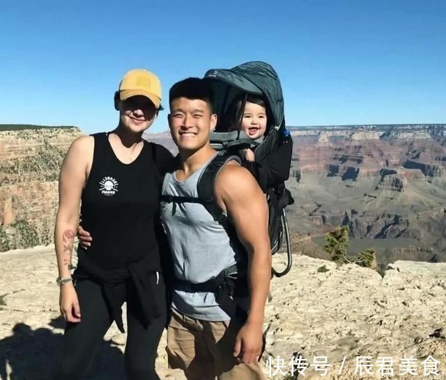 健身房|父母痴迷健身，孩子一岁腹肌线条明显，这怕是成年人都比不了吧