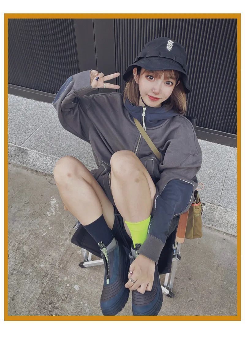 秋冬 抹胸、吊带、丝袜等于流量密码?这位球鞋女孩打破常规展示不一样的秋冬穿搭