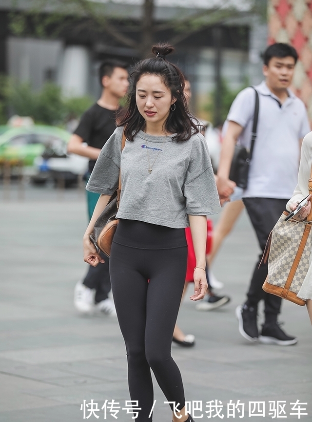 丰满|丰满的小妹妹,打底裤展现出婀娜多姿的身段,令人流连忘返