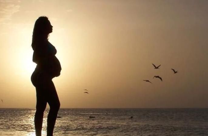 母亲|双胞胎在妈妈肚子里,一个胎动频繁,一个不动,出生后妈妈乐了