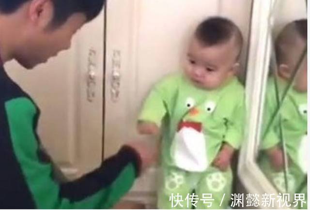 奶娃|宝宝深夜看电视被爸爸罚站,委屈地看着爸爸,模样简直是太可爱了