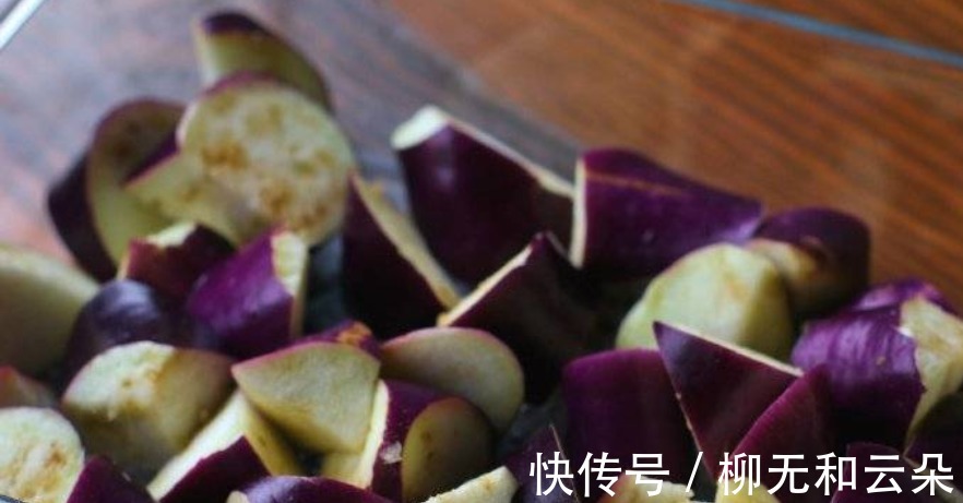 水淀粉|教你做一道少油版的鱼香茄子,酱汁是灵魂,一口下去非常下饭!