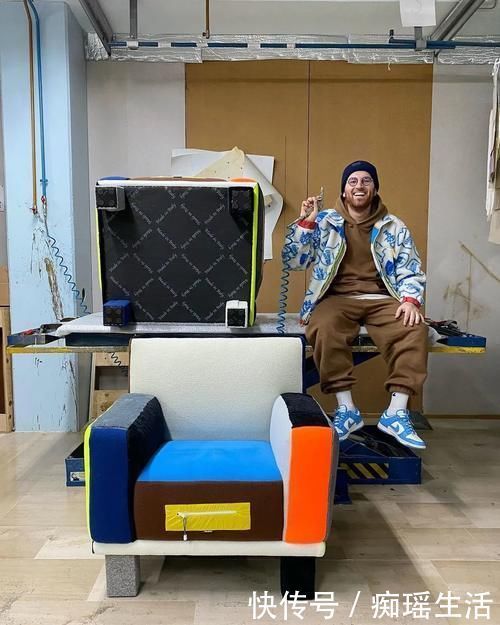 土豪|土豪新玩法！给沙发穿上小熊 Dunk！网友：买沙发送鞋吗？