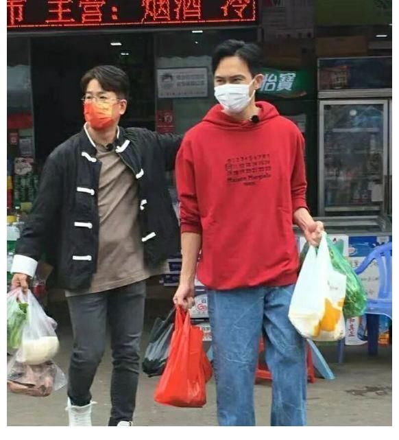 《大灣仔的夜》開業(yè)路透？陳小春站C位，張智霖笑容靦腆被贊靚仔