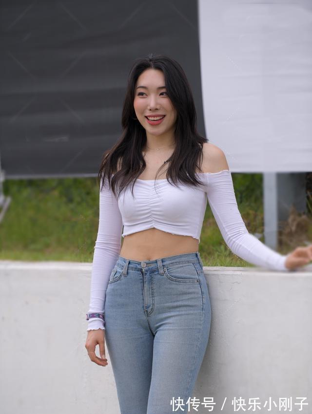 直筒裤 白色露肩上衣搭配牛仔打底裤,流行搭配,看起来更有范儿