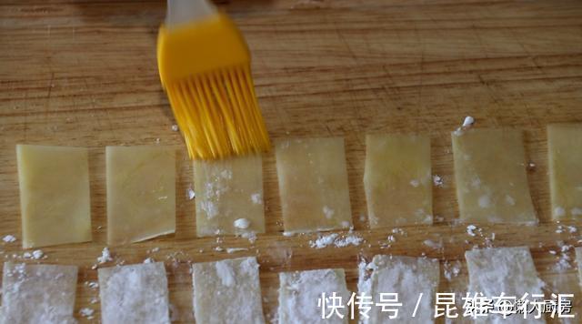薄片|土豆切成薄片，两片粘一起下锅炸，中间是空心的，比薯片好吃