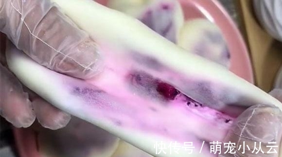 做它无需烤箱,蒸熟包上馅就能吃,咬一口爆浆还拉丝,比面包好吃多了