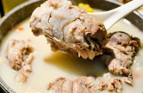 煮肉时的浮沫,到底是精华还是脏东西很多人不懂,难怪汤不白难喝