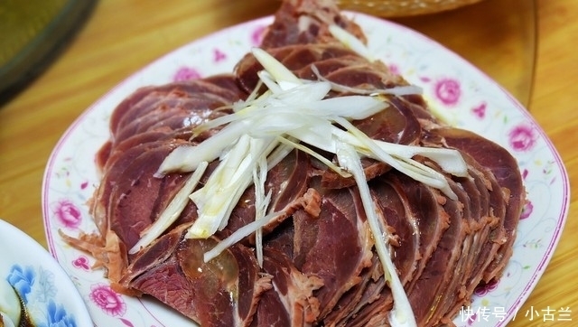 在娘家聚餐,弟媳妇做了一大桌子菜招待,样样都好吃,亲友全点赞