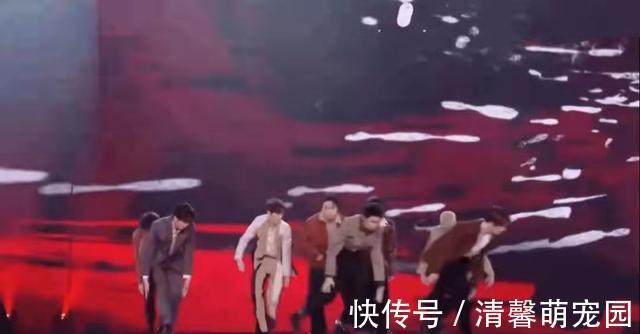 年末晚會變尷尬現(xiàn)場：座位插熒光棒充當(dāng)觀眾，七大獎無人到場領(lǐng)取