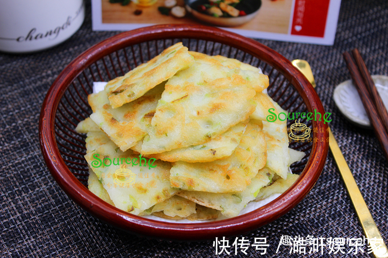 平底锅|此面食不用揉面,煎得香喷喷,外焦里软,一口一块,停不下来