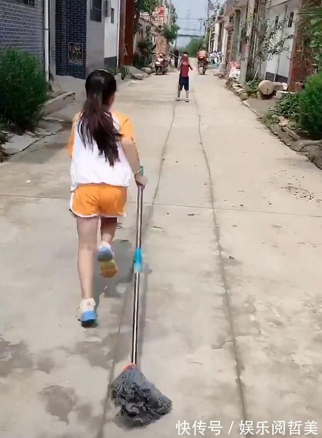 姐姐|弟弟中午不回家吃饭,姐姐扛拖把追打弟弟3条街,气势逼人惹人笑