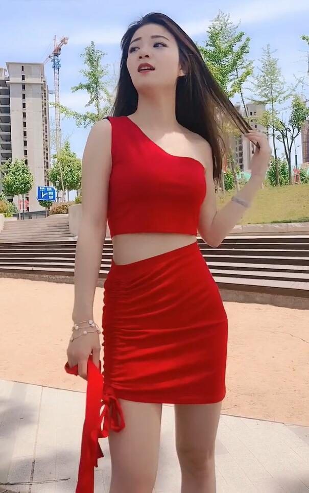 身材|都市风韵的少女,与包臀裙搭配,展现女性的玲珑身材!