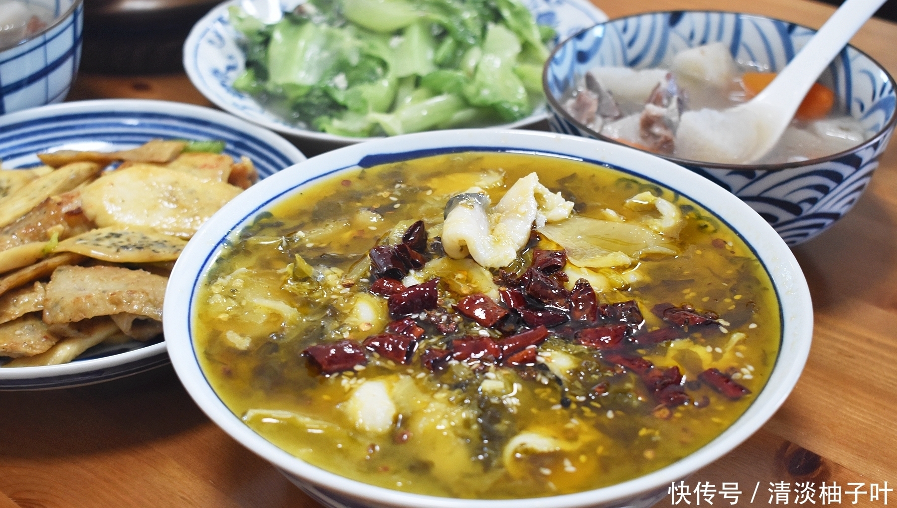 生活|2人2菜1汤的午餐,酸菜鱼和排骨汤荤素搭配滋味无穷,认真生活