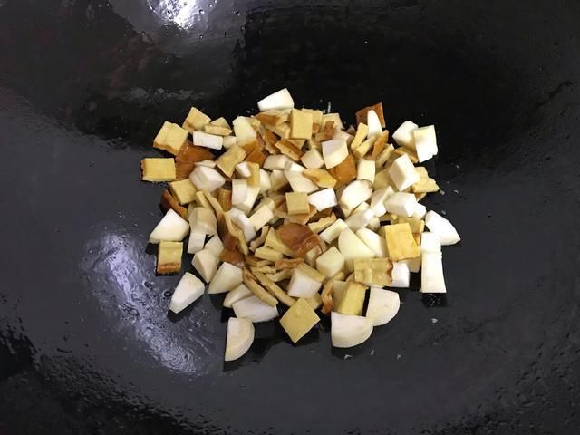 杏鲍菇|夏天易出汗，多吃这道菜，4种食材一起炒，解暑开胃，没肉也下饭