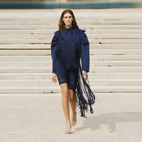 今春火了一种穿法，叫“长衫＋单车裤”，七分高调、三分潮，好美