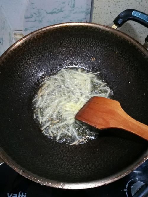  蒜苔与鸡蛋一起炒，鲜香又入味，5分钟轻松搞定