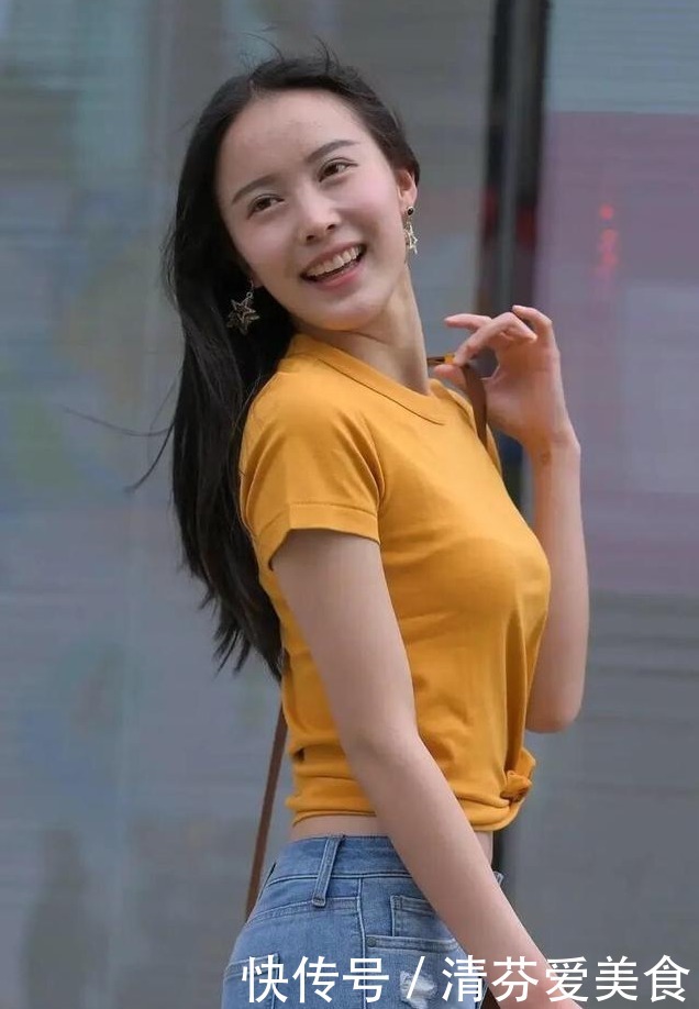 紧身牛仔裤配圆领T恤,简约纯色的穿搭,休闲时尚显可爱