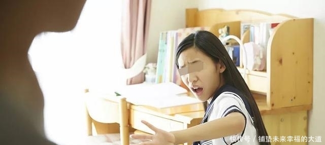 青春期的孩|当孩子有这些表现时,说明他正在悄悄的远离你,你察觉到了吗?