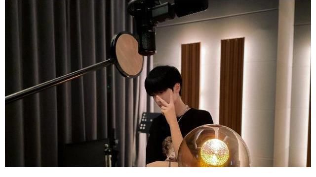 少年说唱企划|严浩翔退出少年说唱企划，峰峻文化回应：尊重节目内容的调整！