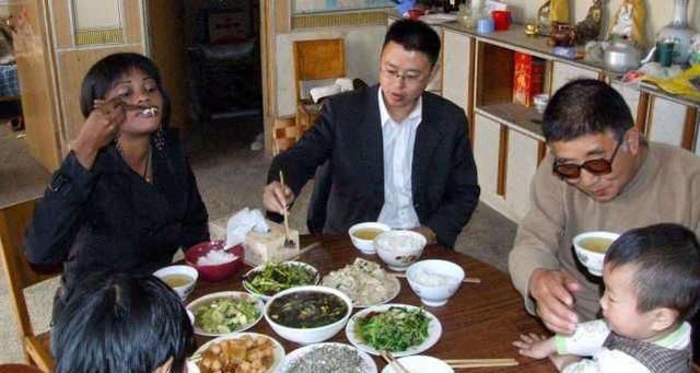 回国|英国小姑娘有多喜欢吃中餐在中国待三年,回国时差点没认出来