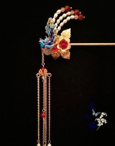 发饰 步摇这种传统头饰之所以能从皇室走向民间,就要从一个小偷说起