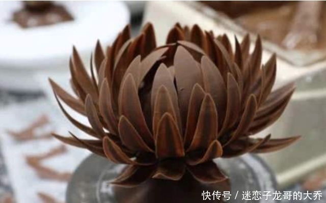 巧克力|顶级大厨制作“巧克力花”，浇下奶茶的瞬间，才是震撼的开始！