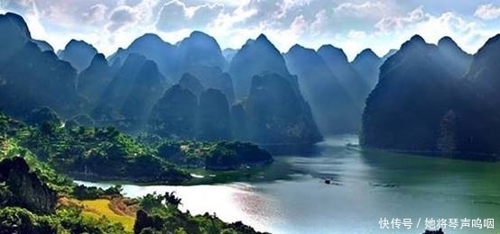 拥有|中国最具特色的峡谷，被誉为“地球最美丽伤痕”，拥有72条瀑布