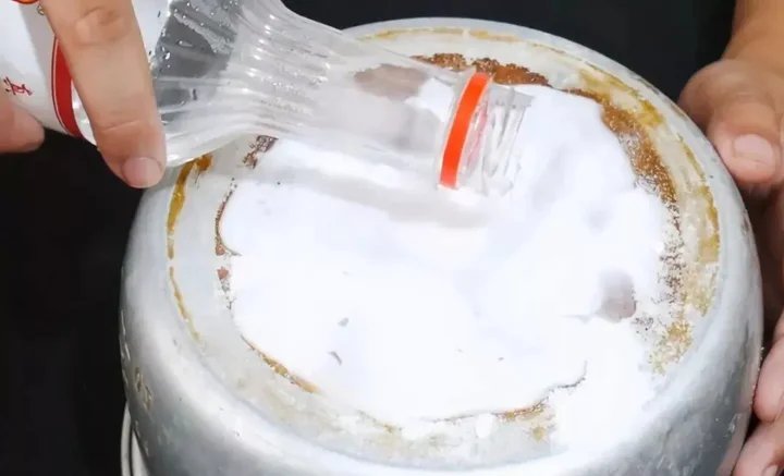 小苏打|不管电饭锅内胆多黄多脏，教你一招，顽固污垢一擦就掉，省时省力