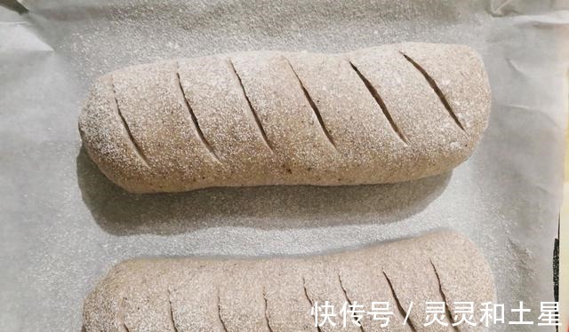 吸油纸|黑米别用来煮粥，做成面包，好吃又美味！