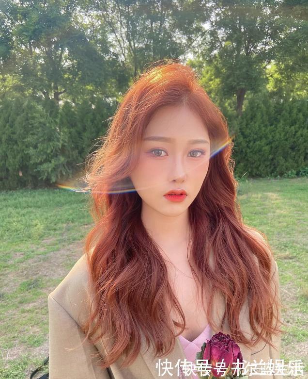 头发|整体看起来很洋气的女人,选发型都会注意这3点,一下年轻好几岁