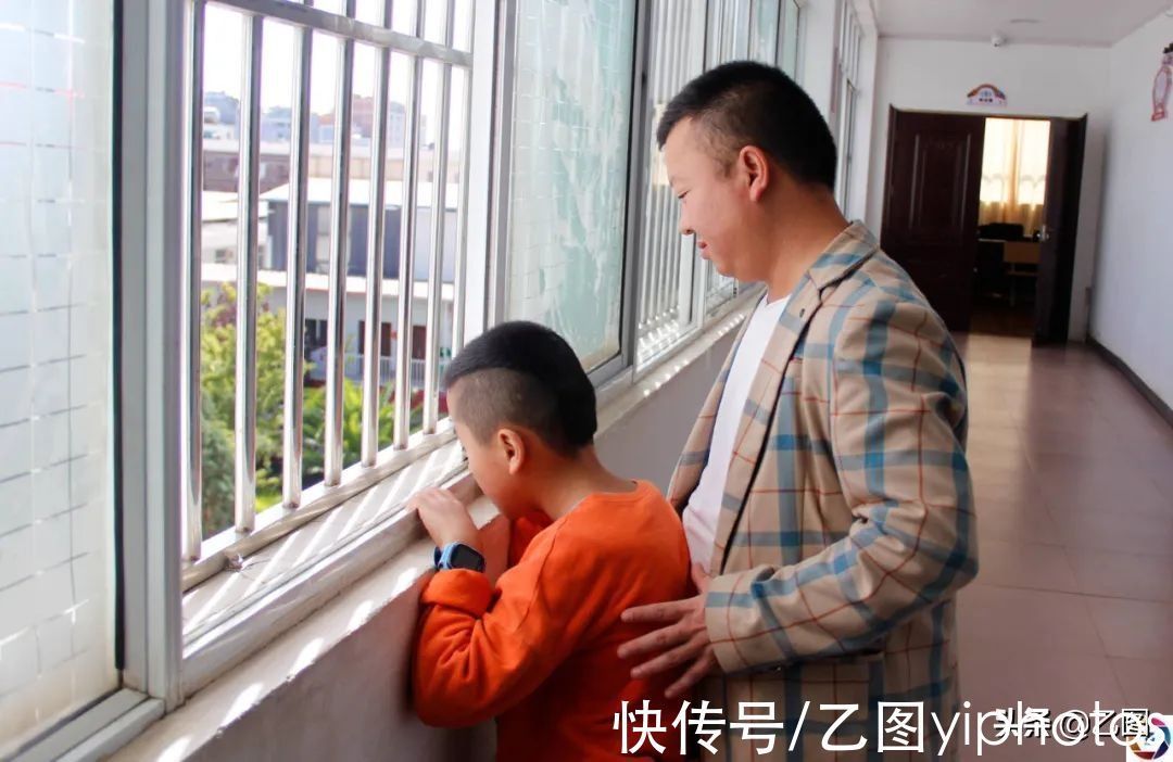 治疗|双胞胎同患脑瘫,奶奶患病后拒绝治疗,弥留之际叮嘱儿子救孩子