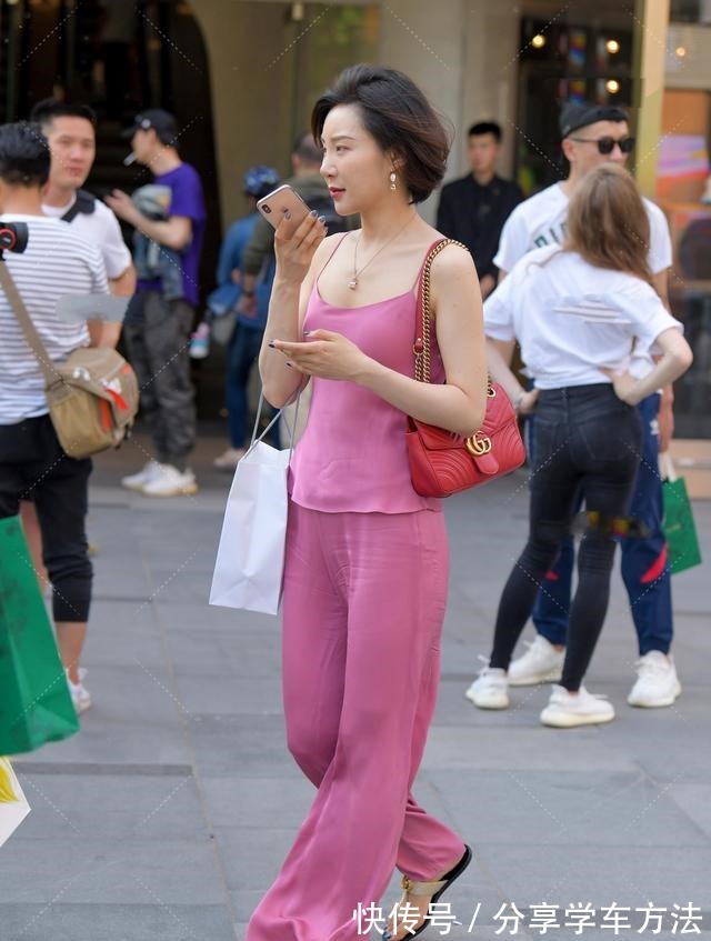 面料 玫红色丝质套装,简单大方,清爽自在的轻奢居家风穿搭!