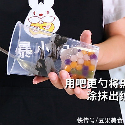 黑芝麻宝藏茶的做法，「暴小兔茶饮」免费热饮教程