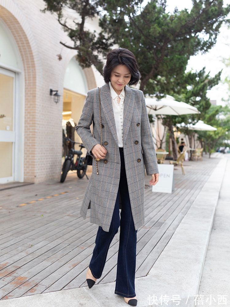 秋季|女人到了四五十岁,秋天穿外套选这6件超百搭,得体时髦又显气质