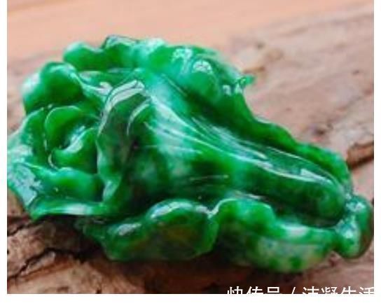 翡翠白菜&面对不同的翡翠摆件,你知道它的魅力与摆放的讲究吗?