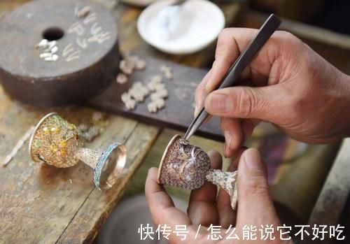 黄金首饰|古法工艺已经out了？今年的黄金首饰，正流行“镂空”元素