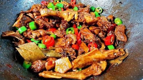 雌激素|“奔五”的女人别太节俭,4种养生食品应多吃,预防雌激素匮乏