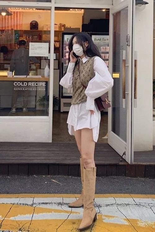 “衬衫＋针织背心”才是今年春天最in穿法，时髦显瘦又减龄