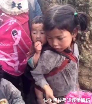 红眼|姐姐自己吃香肠,弟弟在后面看着,姐姐的动作很暖心