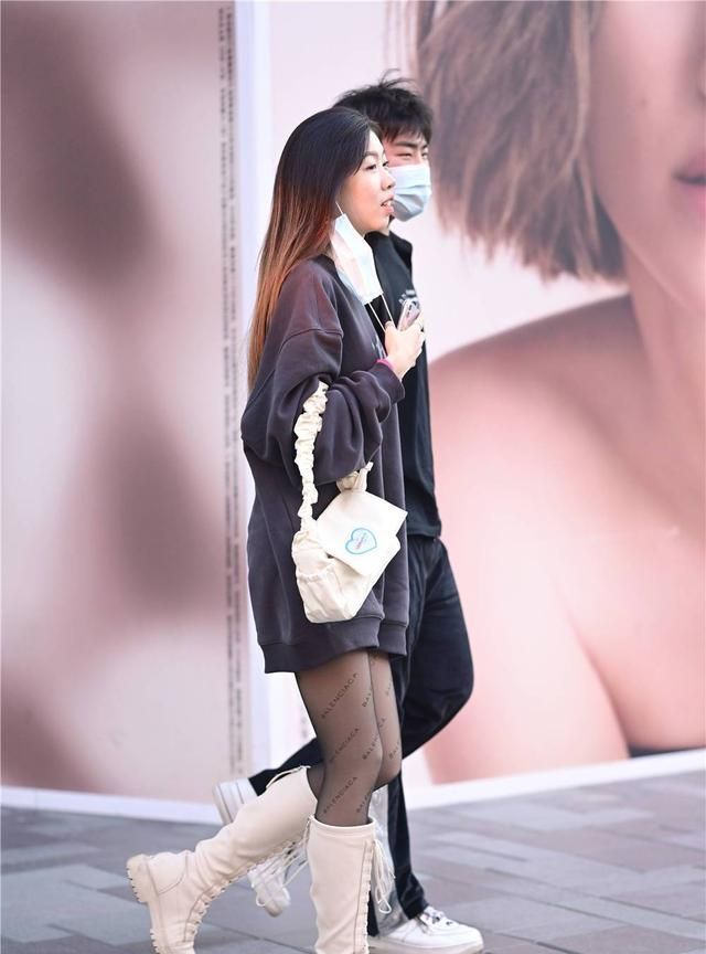 简约 黑色丝袜搭配长靴，今年姑娘的穿搭，有点别致